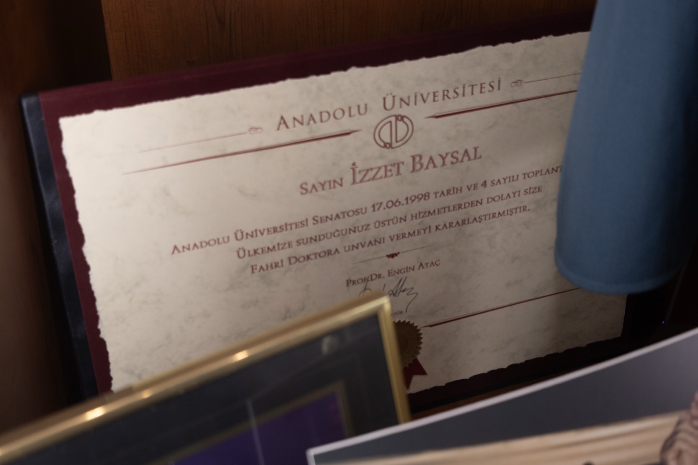 Anadolu Üniversitesi’nin fahri doktora beratı
