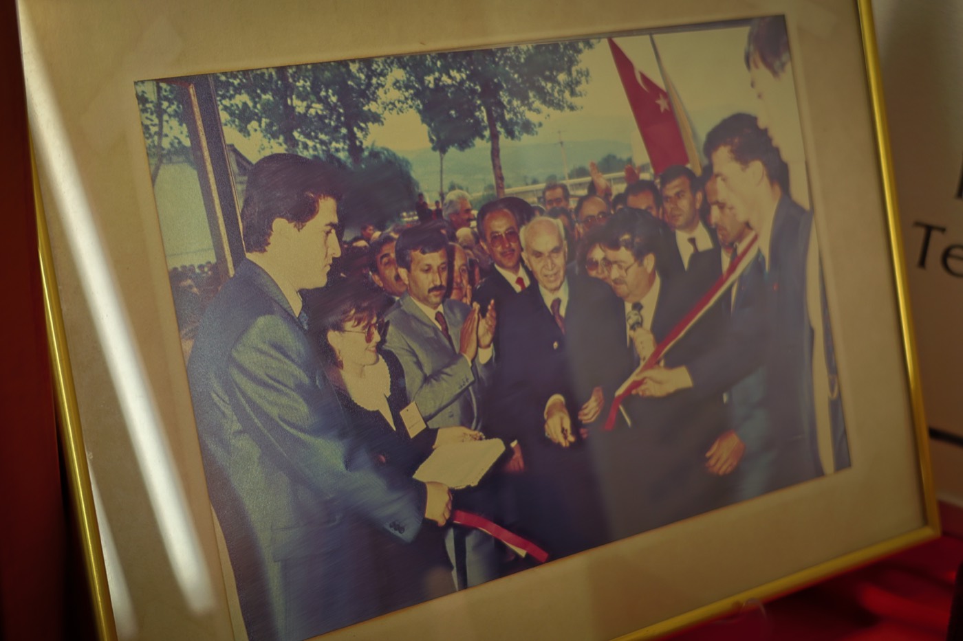 Kurdele kesimini gösteren eski bir tören fotoğrafı