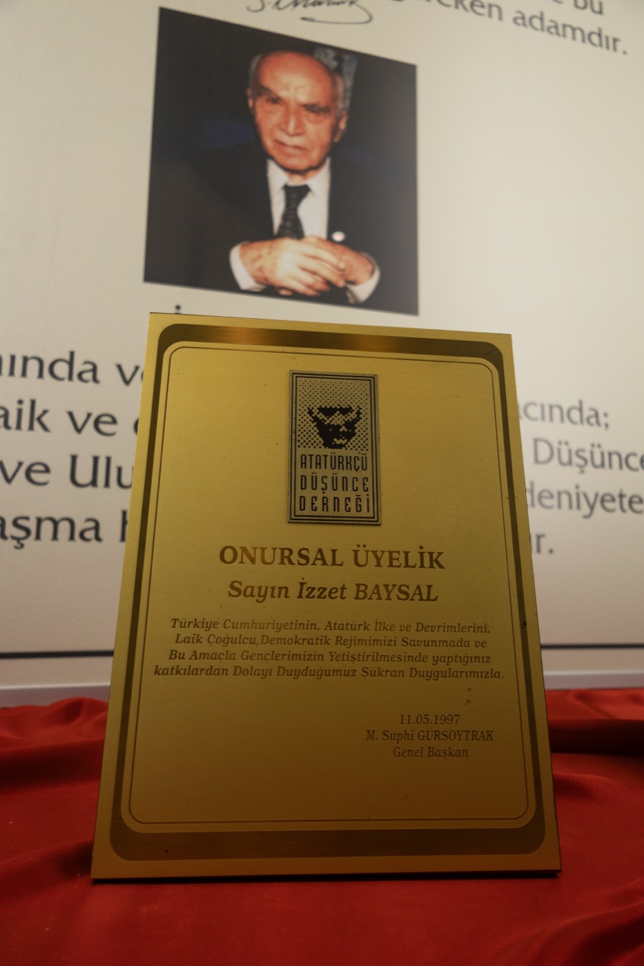 Atatürkçü Düşünce Derneği’nin onursal üyelik plaketi