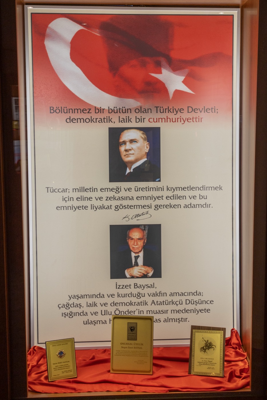 Türk bayrağı, Atatürk ve İzzet Baysal portrelerinin yer aldığı levha