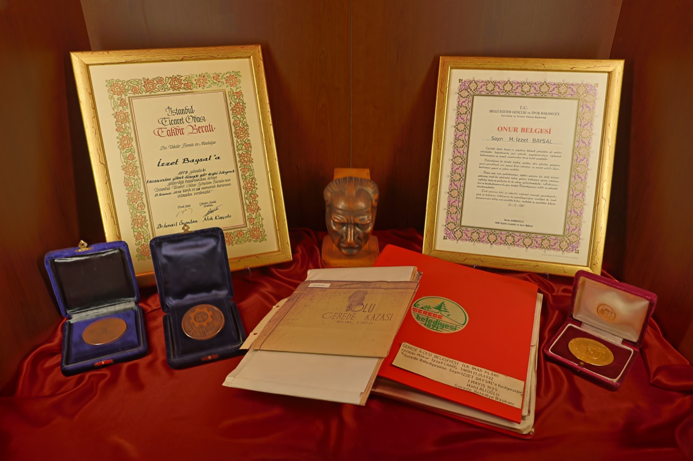 Alt raftaki takdir beratı, onur belgesi, bronz Atatürk başı ve Gerede imar planı