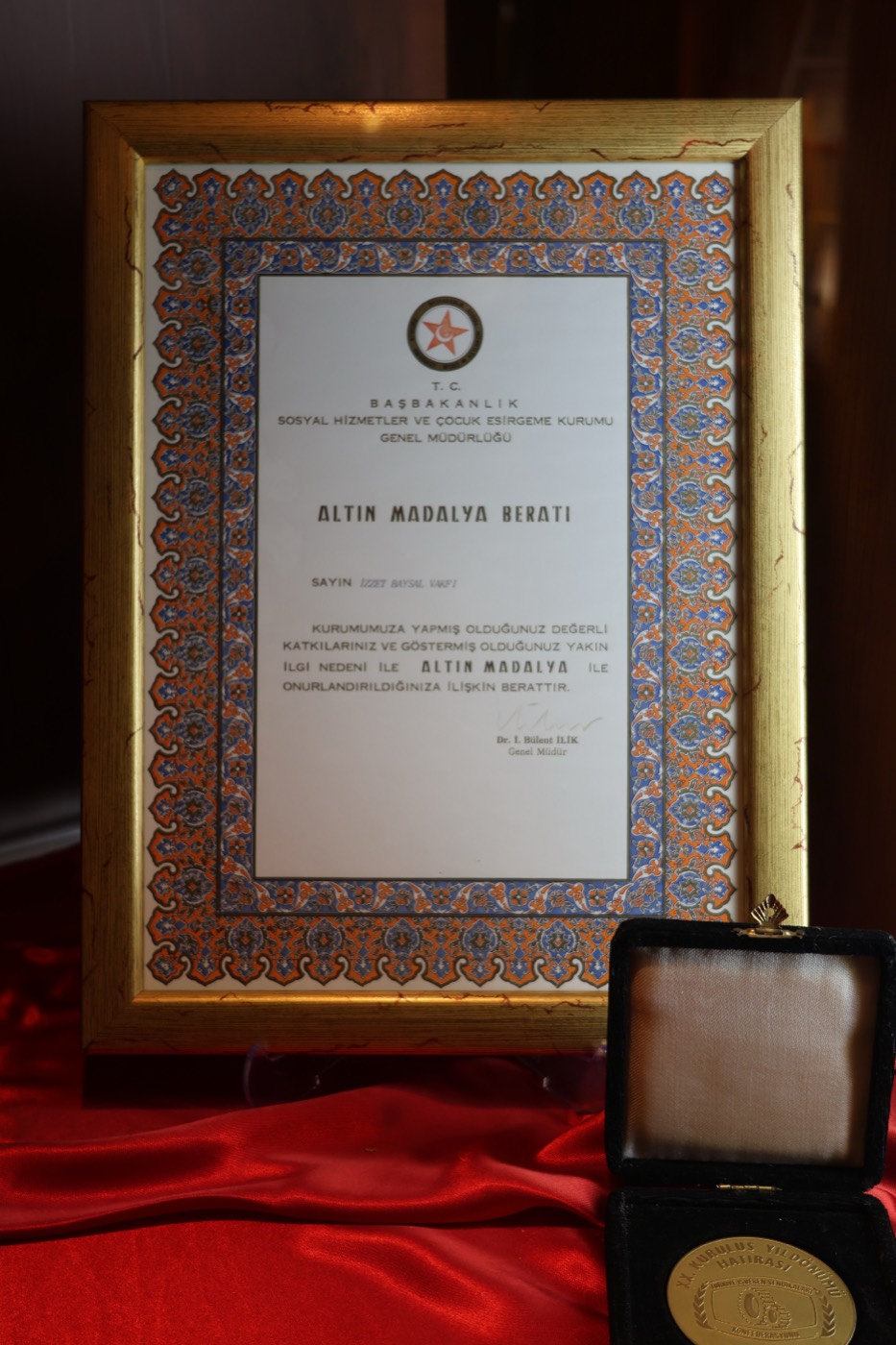 Tezhipli çerçeve içinde sergilenen Altın Madalya Beratı