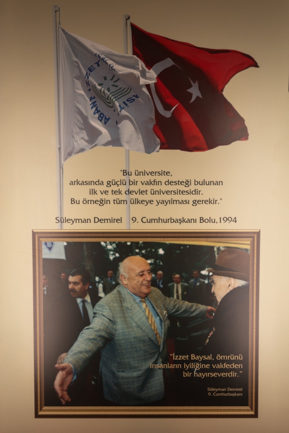 Bayrakların ve Demirel’in sözlerinin yer aldığı levha