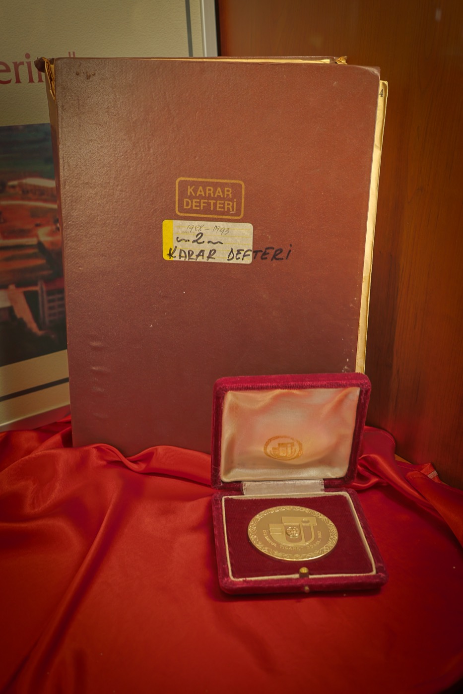 1988-1993 tarihli karar defteri ve önündeki madalya