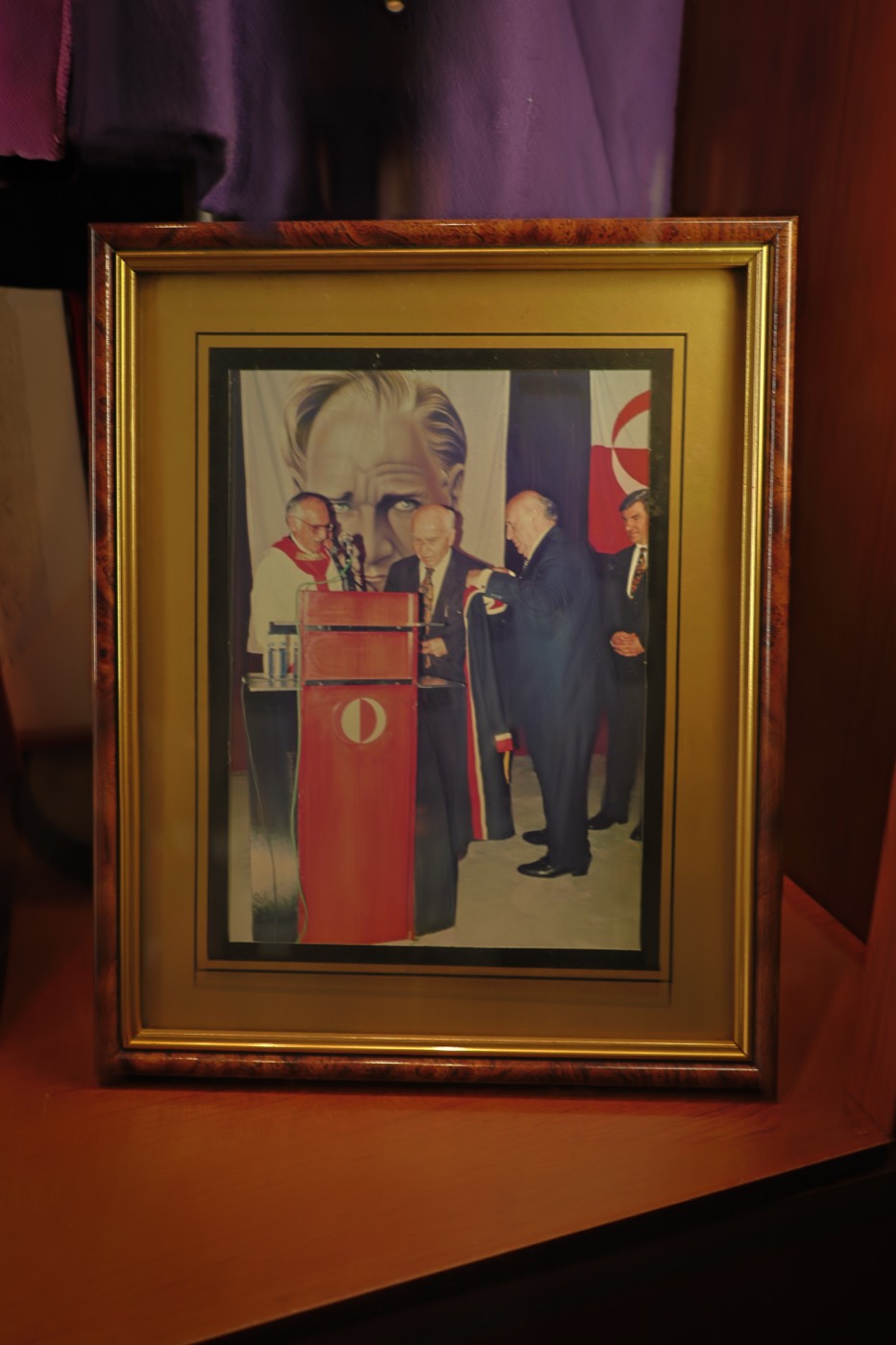 Altın çerçeveli tören fotoğrafı