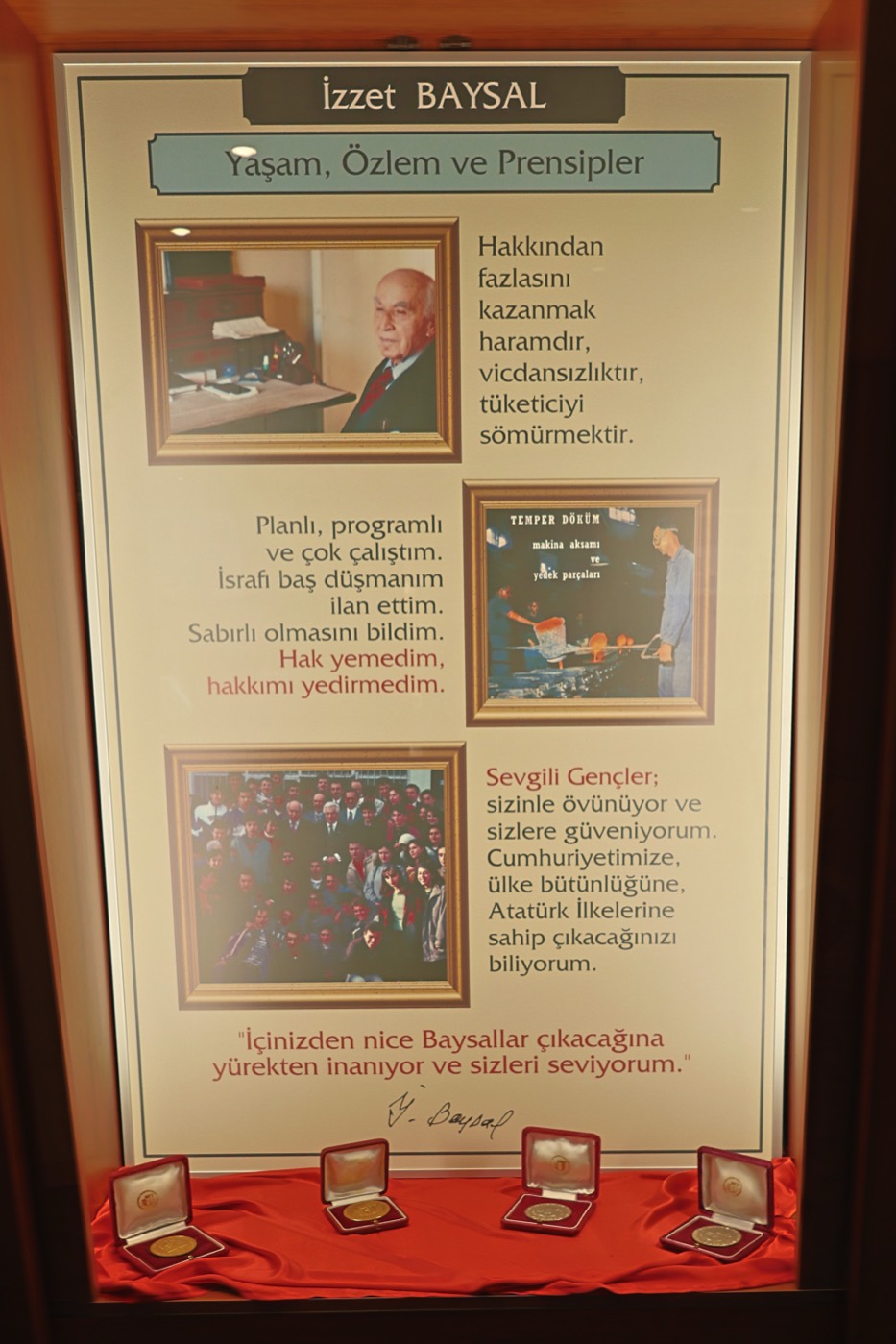 Vitrindeki “Yaşam, Özlem ve Prensipler” levhası