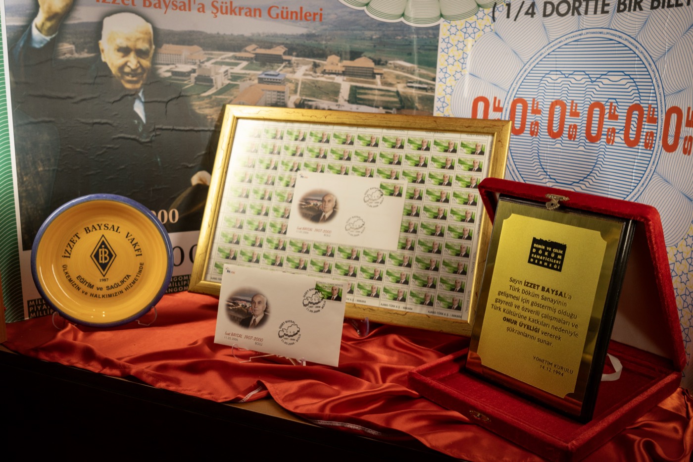 Alt rafta çerçeveli pul tabakası, ilk gün zarfı ve onur üyeliği plaketi