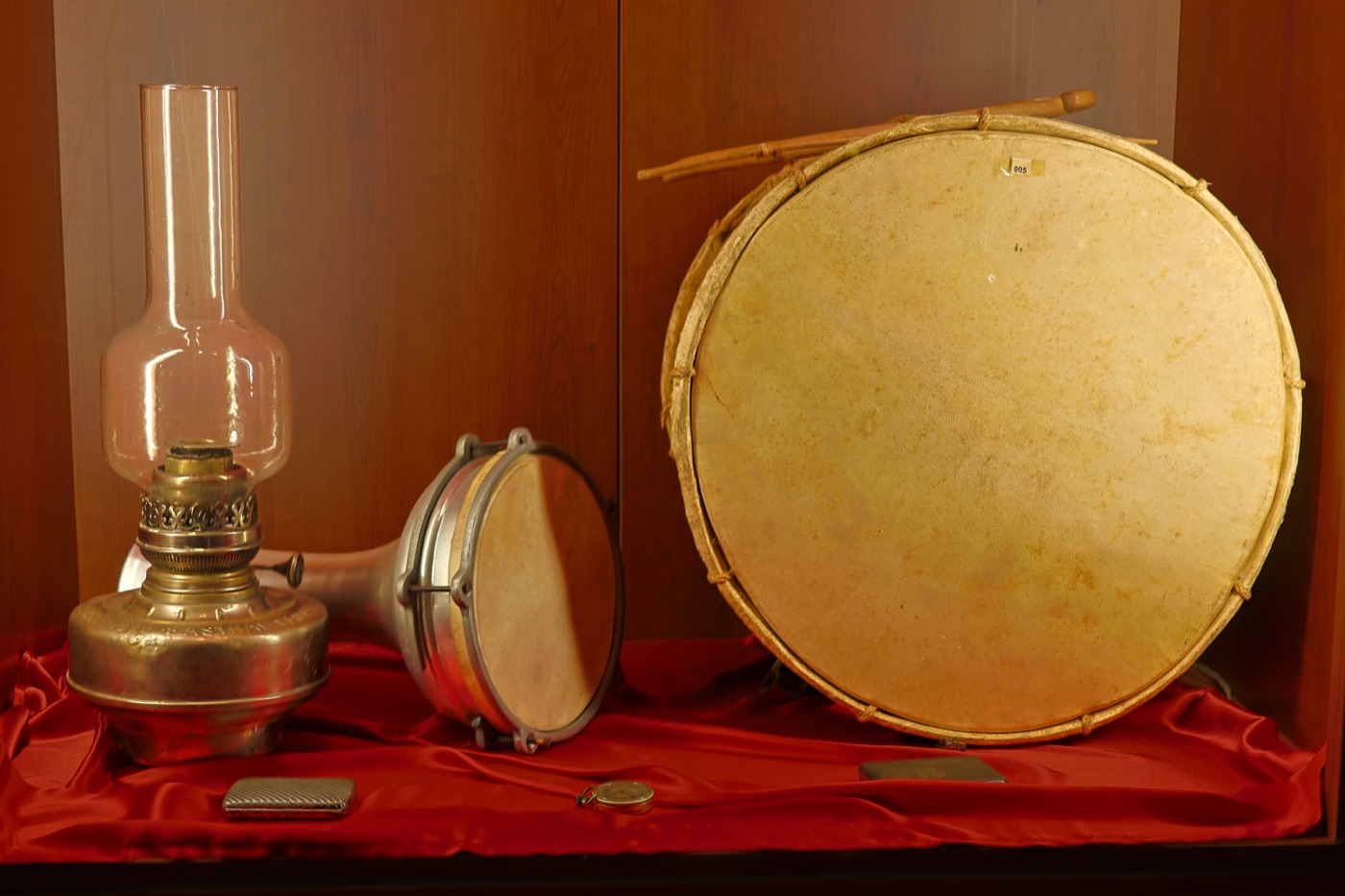 Alt raftaki gaz lambası, darbuka ve tokmaklarıyla davul