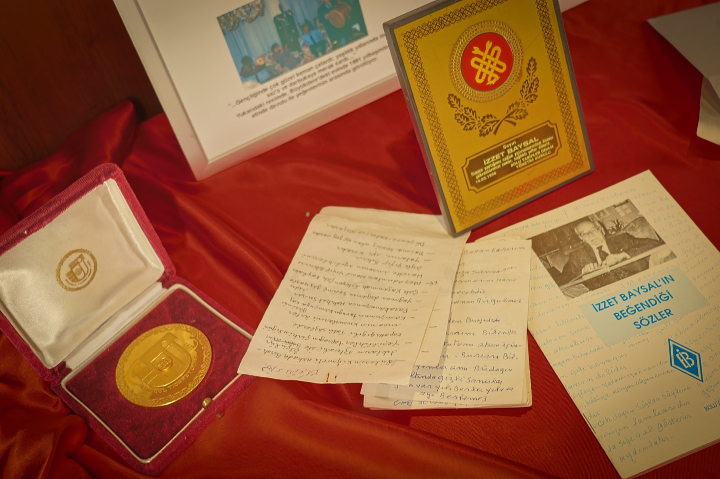 Beğendiği Sözler kitapçığı, not kâğıtları, madalya ve plaket