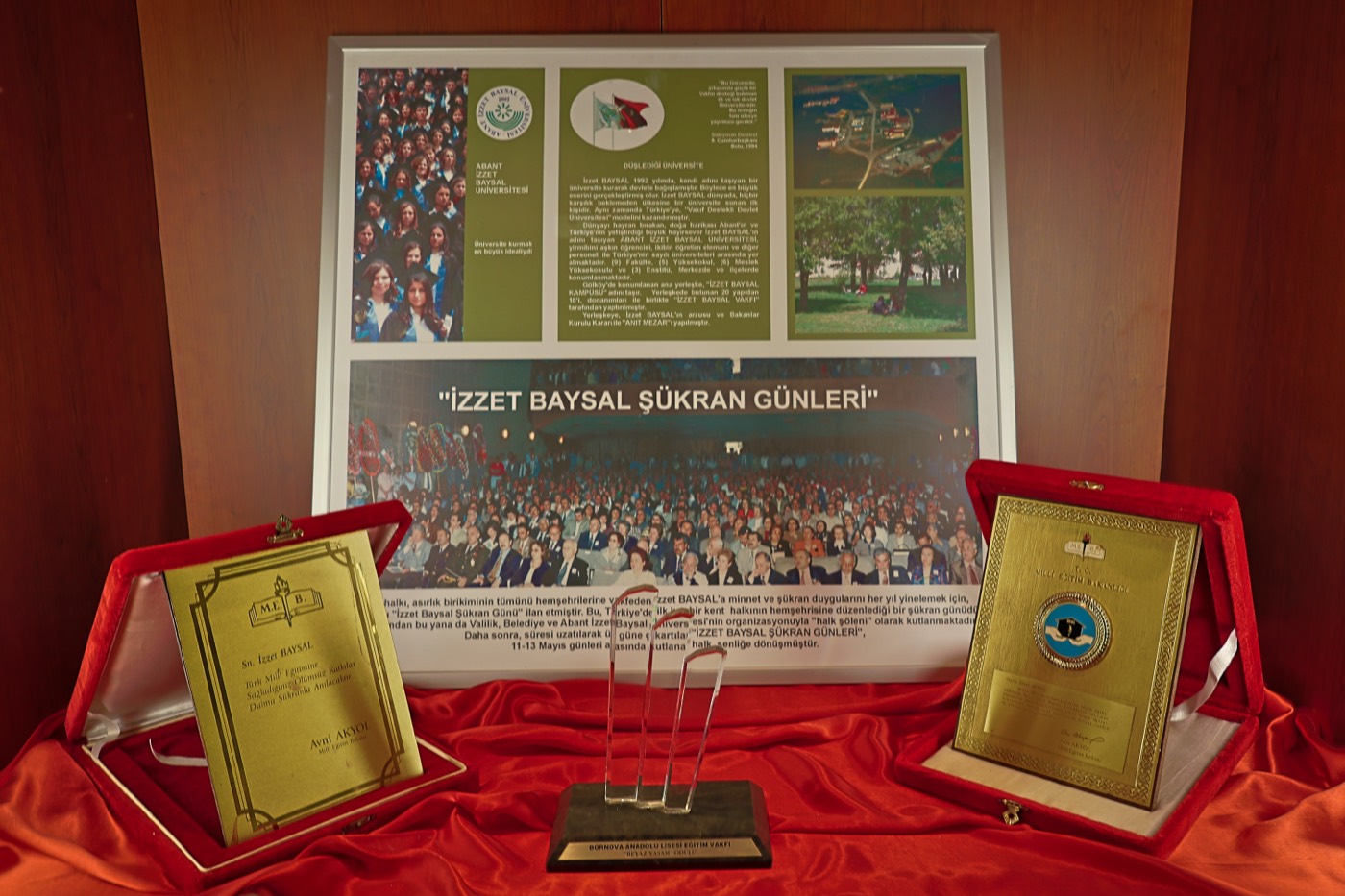 Şükran Günleri levhası ve önündeki üç ödül