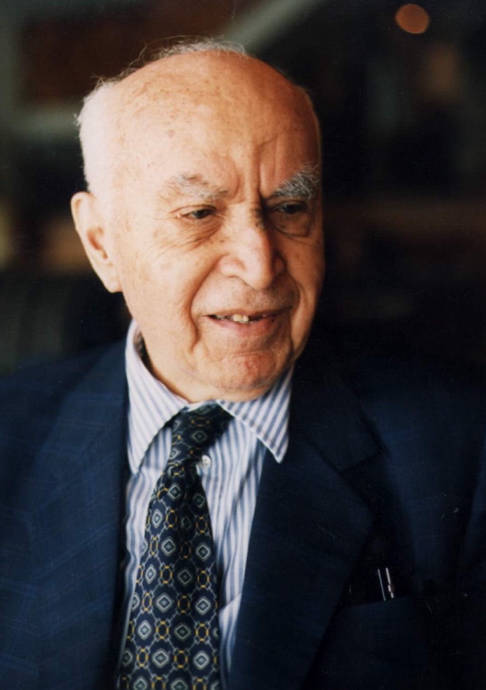 İzzet Baysal ileri yaşlarında, gülümserken
